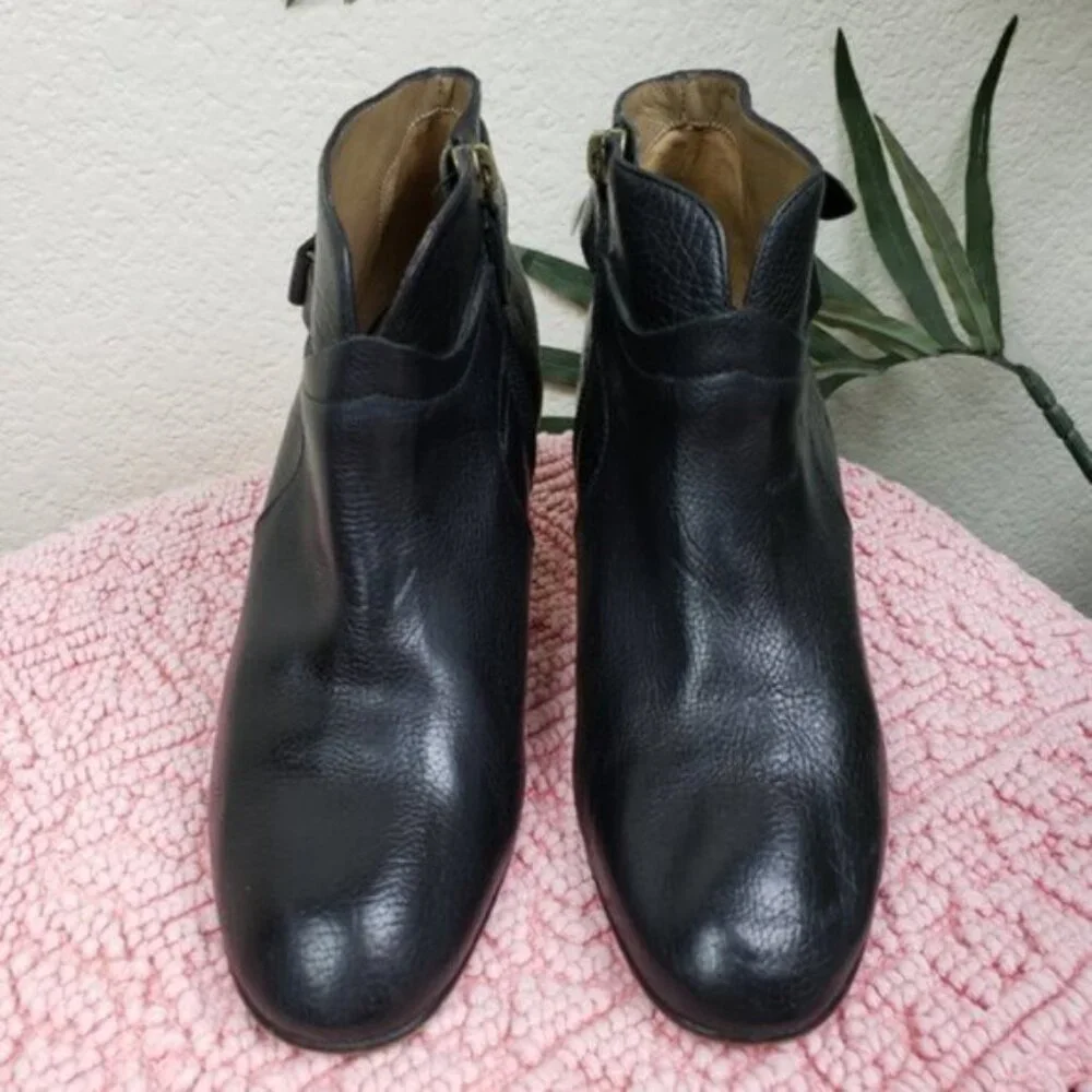 Anyi Lu Italy Pebbled Leather Ankle Booties Black Heels size 38/ US 8 Harness